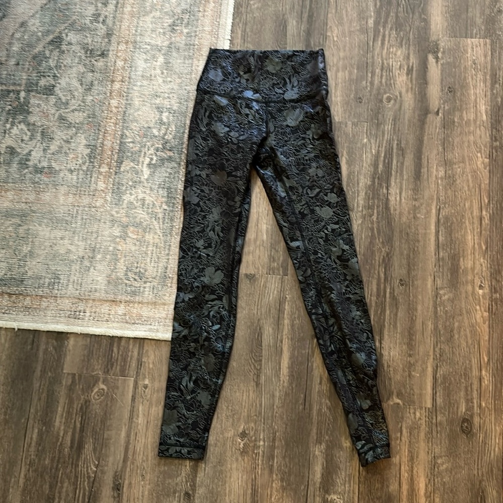 Lululemon Logo Flourish Black Iridescent Foil wunder train, size 4 , 28 inseam